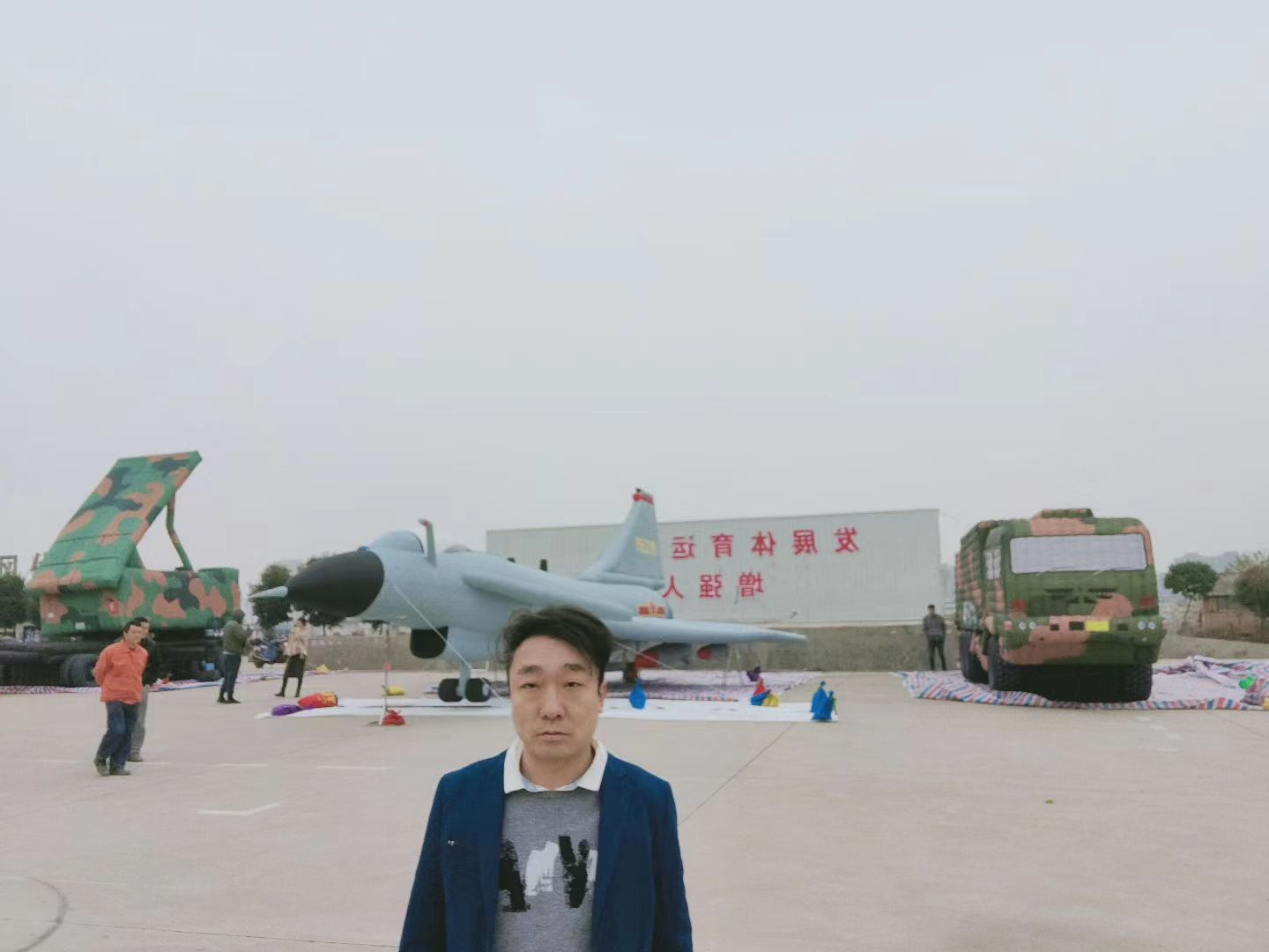 广西琼中军事充气模型：打造最逼真的战场场景