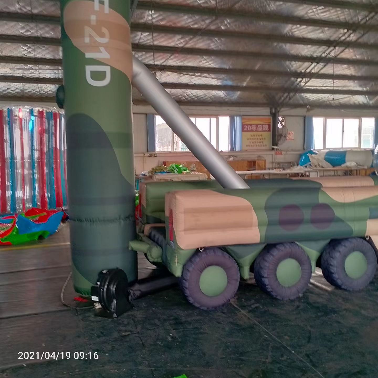 广西军事演习中的充气目标车辆：模拟发射车雷达车坦克飞机