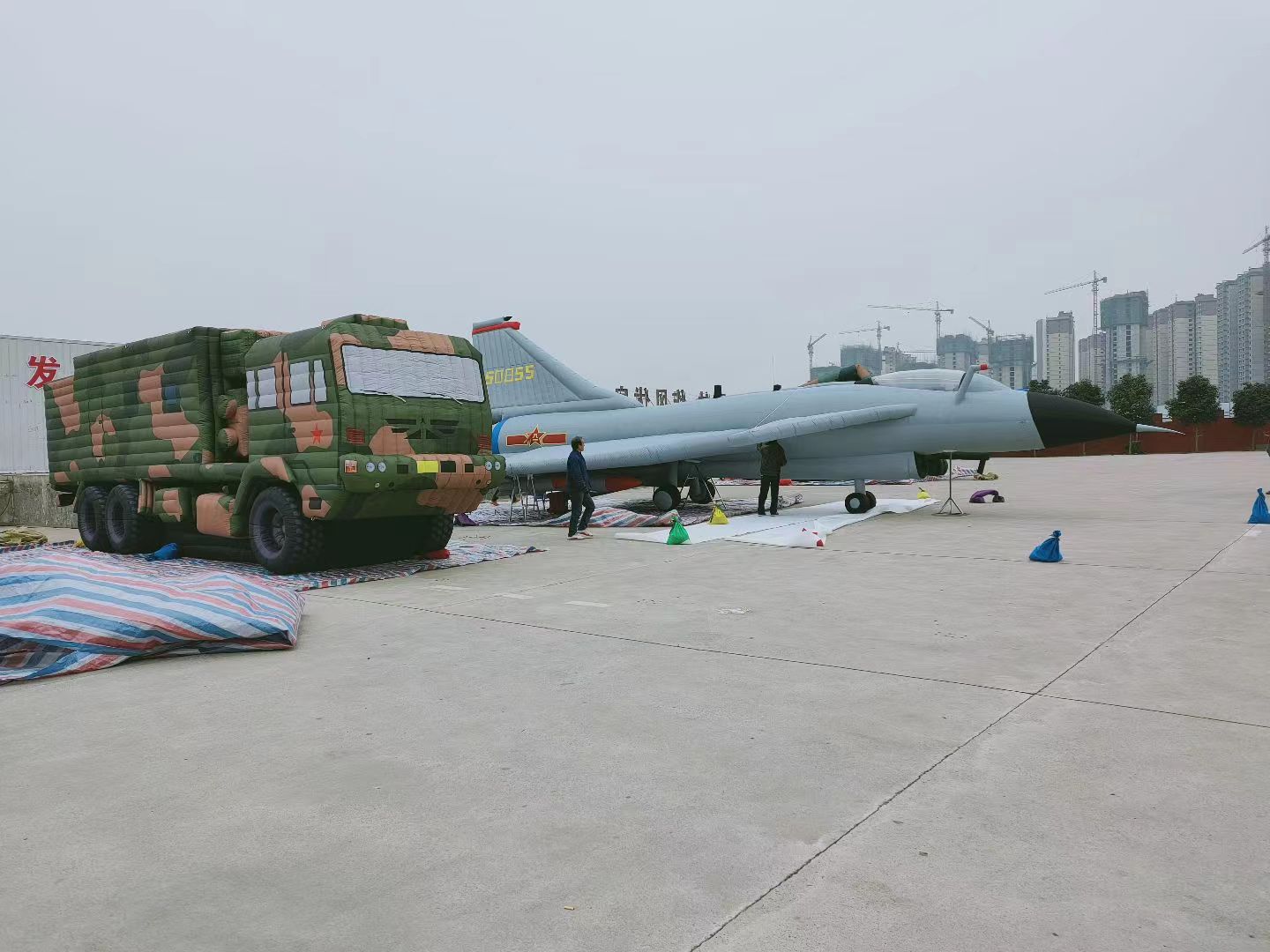 广西军车携带导弹发射车赴边境，维护国家安全