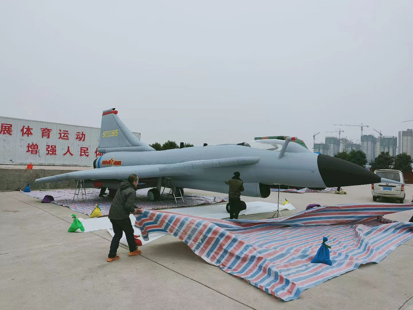 广西赤峰导弹车假目标揭秘：汽车与充气军事房子合作大作战